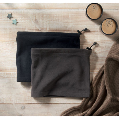 Vista lateral de braga de cuello gris con cierre