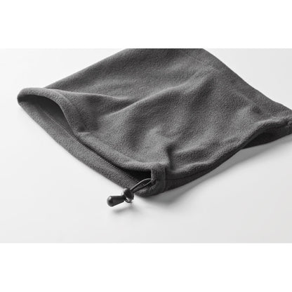 2 bragas de cuello polares, gris y negra con logo sobre mesa de madera