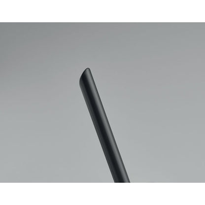 Detalle de parte superior de bolígrafo negro de aluminio