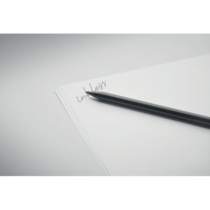 Bolígrafo negro de aluminio sobre hoja de papel donde aparece la palabra inkless