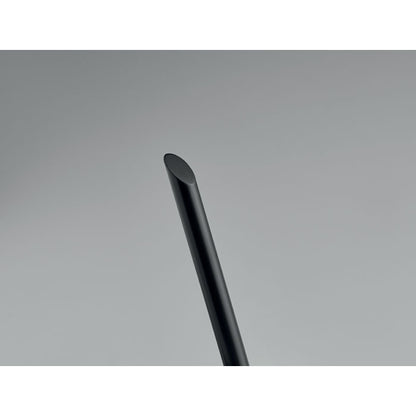 Detalle de bolígrafo negro de aluminio con parte superior biselada