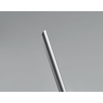 Detalle de parte superior de bolígrafo gris de aluminio