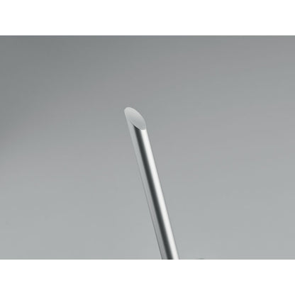 Detalle de bolígrafo gris de aluminio con parte superior biselada