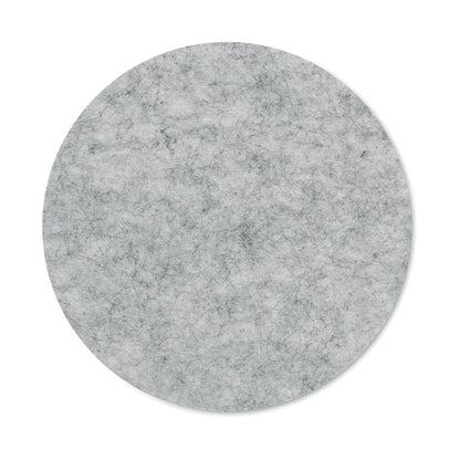 Vaso de agua de cristal sobre posavasos de fieltro gris claro