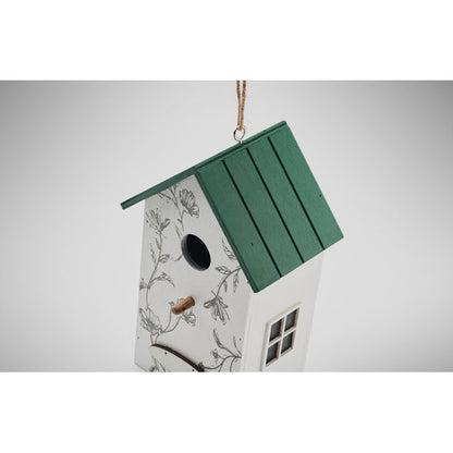 Detalle de tejado verde de casita para pájaros