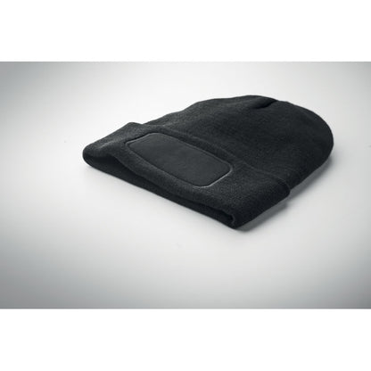 Vista lateral gorro negro de punto sobre fondo gris