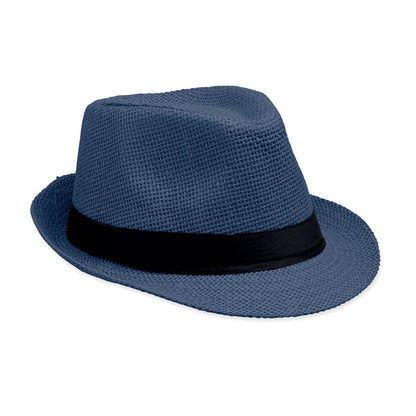 Sombrero de paja colocado sobre superficie neutra