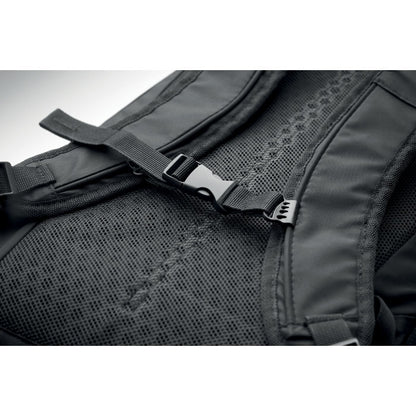 Mochila 18L repelente al agua con compartimento frontal y tirantes acolchados para mayor comodidad.