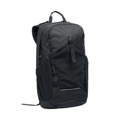 Bolsa negra impermeable  con franja gris reflectante, cierre frontal deslizante con mosqueton y varios bolsillos exteriores con cremallera 
