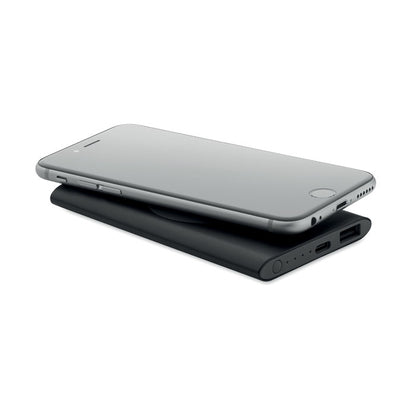Móvil cargando sobre powerbank negro