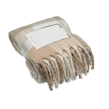 Manta de RPET mohair con cuadros gris y flecos. Doblada con espacio para logo