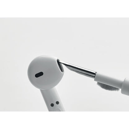 Primer plano de esponja limpiando set cargador de auriculares