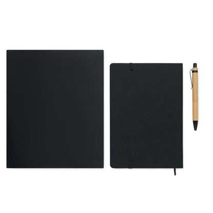 Caja negra de cartón, contraportada de libreta negra de RPET y bambú y bolígrafo de cuerpo de madera con clip, punta y pulsador de color negro 