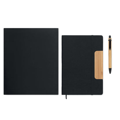 Caja negra de cartón, libreta negra de RPET y bambú y bolígrafo de cuerpo de madera con clip, punta y pulsador de color negro 