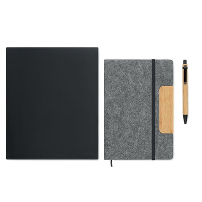 Caja negra de cartón, libreta gris de RPET y bambú y bolígrafo de cuerpo de madera con clip, punta y pulsador de color negro 