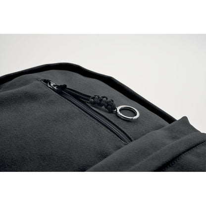 Detalle tirador cremallera de mochila negra