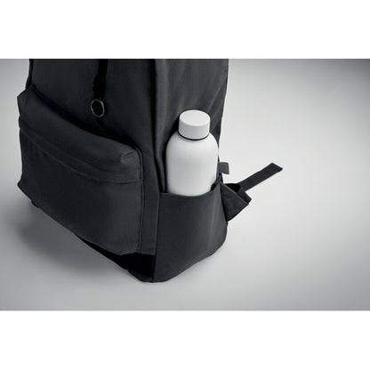 Botella en bolsillo de mochila negra
