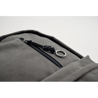 Detalle etiqueta eco de mochila negra 