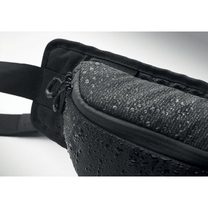 Riñonera negra de senderismo en nylon 420D con compartimento principal acolchado.