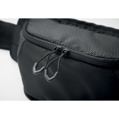 Riñonera negra de estilo deportivo, perfecta para uso activo y urbano.
