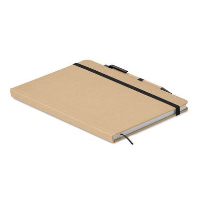 Vista lateral de libreta de cartón con cierre goma negra y bolígrafo eco