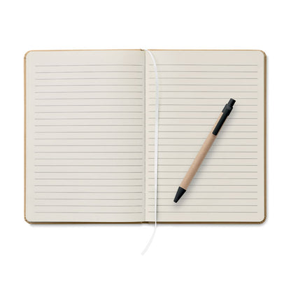 Libreta abierta con hojas rayadas y bolígrafo de cartón