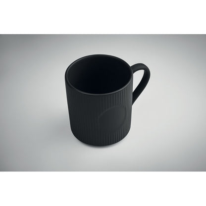 Vista superior de taza negra mate de cerámica