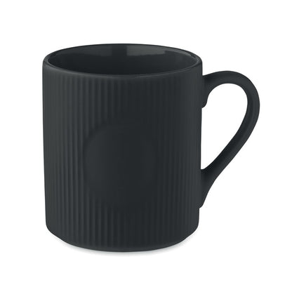 Taza negra de cerámica mate con diseño estriado