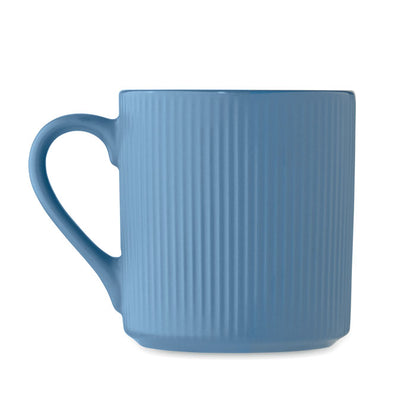 Vista trasera de mug de cerámica azul mate con textura estriada