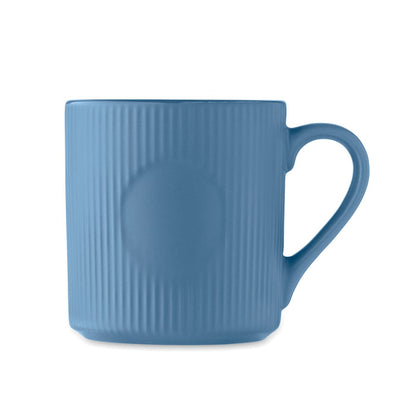 Taza con textura de líneas verticales con zona lisa para marcaje color azul mate