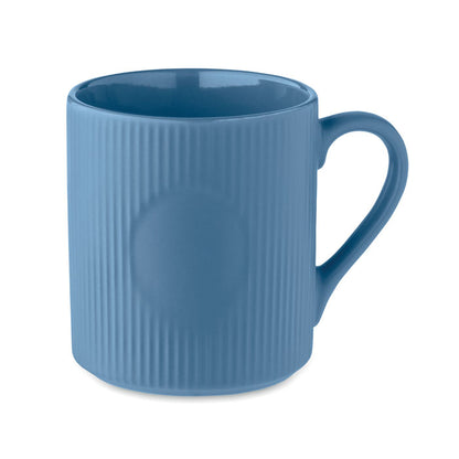 Taza azul de cerámica mate con diseño estriado y parte lisa redonda