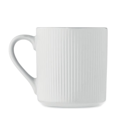 Mug de cerámica blanca mate con textura de lineas verticales