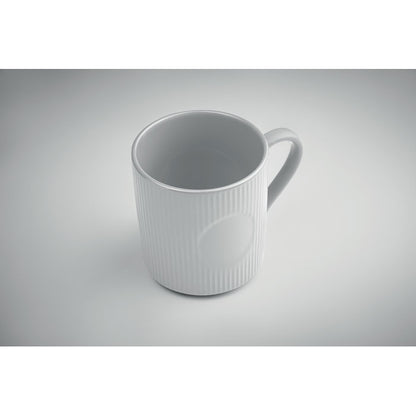 Vista superior de taza blanca mate de cerámica