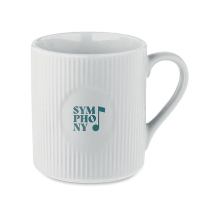 Taza blanca de cerámica con diseño estriado personalizada con logotipo en zona redonda plana