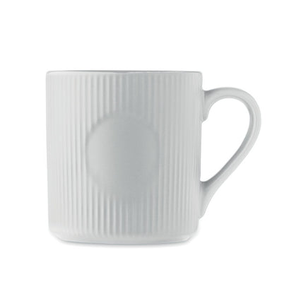 Taza de diseño estriado de cerámica blanca mate