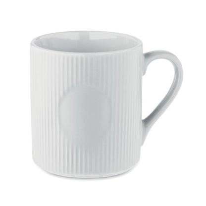 Taza blanca de cerámica mate con diseño estriado