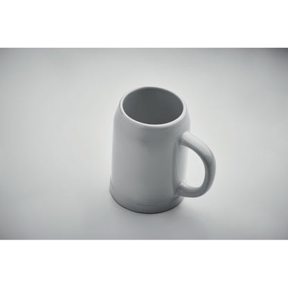 Taza blanca de cerámica con forma de jarra de cerveza