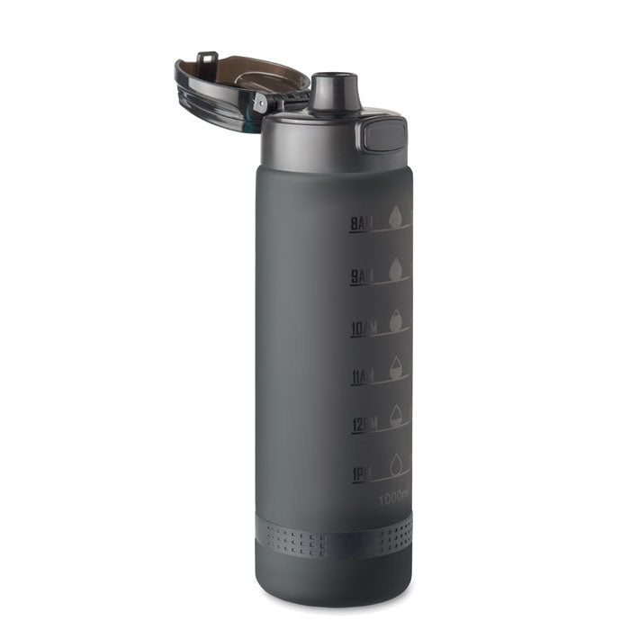 Botella deportiva de color gris oscuro en RPET, con medidor de hidratación y tapa a un clic, ideal para actividades al aire libre.