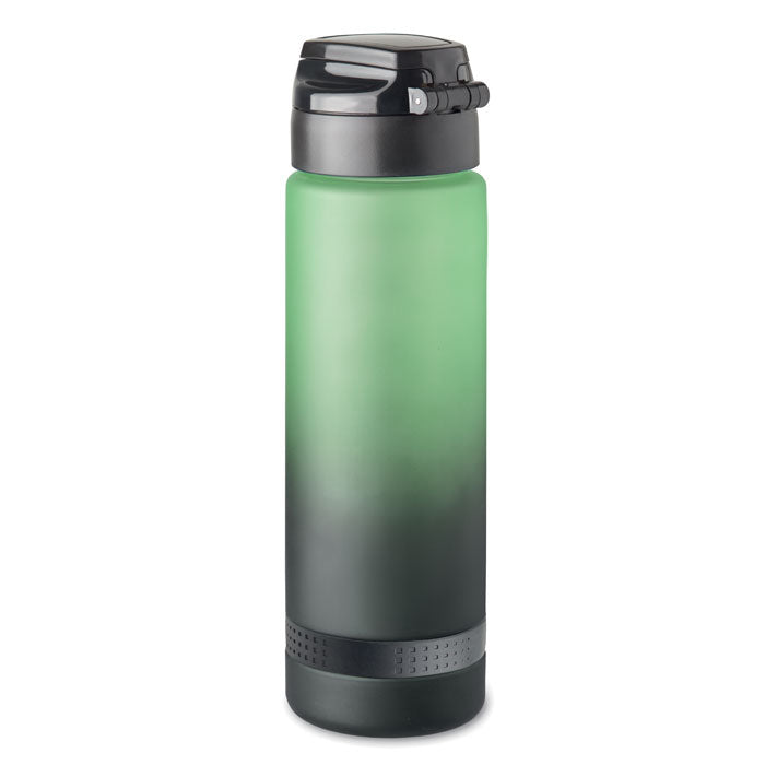 Botella deportiva en RPET con degradado verde y negro, tapa abatible y diseño ergonómico para fácil transporte.