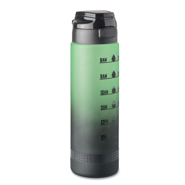 Botella deportiva de agua en tonos verdes, muestra marcas horarias para la hidratación, tapa abatible y diseño antifugas.