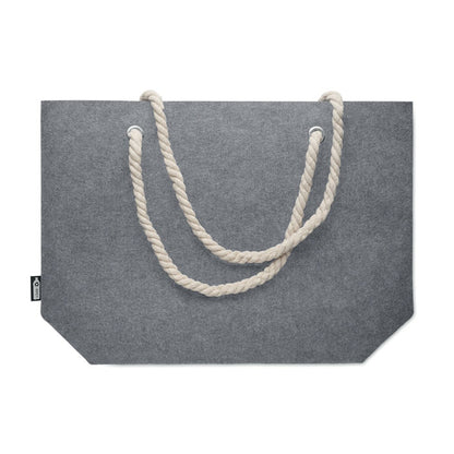 Bolsa de la compra gris de fieltro con etiqueta con símbolo RPET cosida en el lateral y con asas de cordón