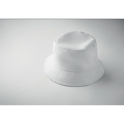 Vista superior de gorro veraniego blanco sobre fondo gris