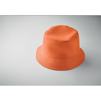 Vista superior de gorro veraniego naranja sobre fondo gris