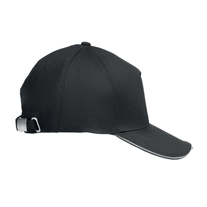 Vista lateral de gorra con paneles reforzados y luz LED.