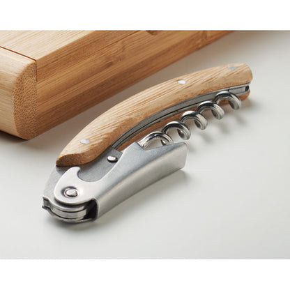 Navaja de madera y acero sobre mesa blanca