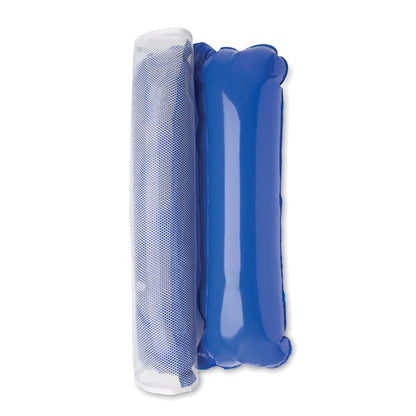 Parte trasera de hamaca con almohada hinchable blanca y azul