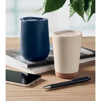 2 vasos de plástico con tapadera sobre una mesa de oficina