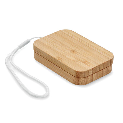 Cargador de madera con correa blanca