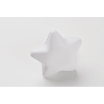 Mano utilizando un anti estres blanco en forma de estrella