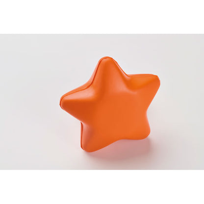 Mano utilizando un anti estres naranja en forma de estrella
